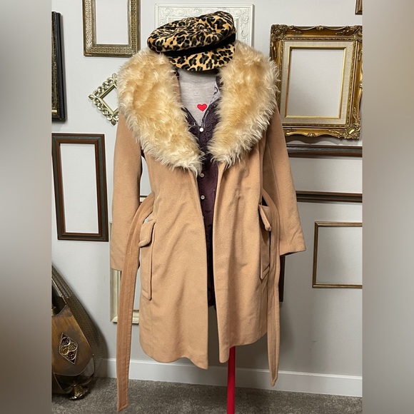 Looking on she sings the songs the words she knows the tune she hums - Picture 3 of 9